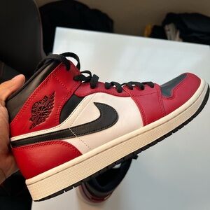 Jordan 1 mid Chicago toe